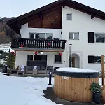 펜션 Exklusives Berg-bijou Mit Bergblick Mit Privaten Wellnessbereich Hot Tube Und Sauna -hunde Herzlich Willkommen Mit Eingezaeunten Grundstueck 스쿠올