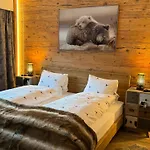 Exklusives Berg-bijou Mit Bergblick Mit Privaten Wellnessbereich Hot Tube Und Sauna -hunde Herzlich Willkommen Mit Eingezaeunten Grundstueck Nyaraló Scuol